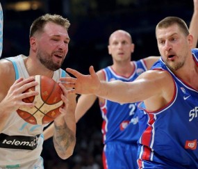 惨败塞尔维亚后 东契奇在更衣室与队友进行激烈交流